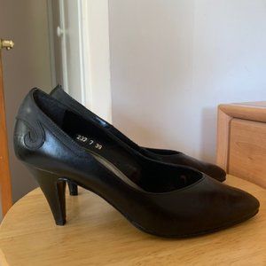 Fine leather Italian pumps, comfortable 3 inches heel, deeply covered front.